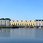 5-Bedroom City Centre Townhouse On The Long Walk